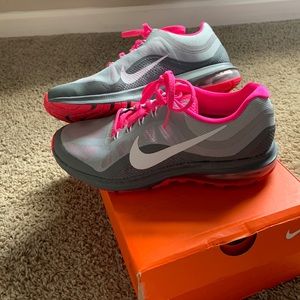 Size 9 Women’s Nike air max dynasty 2
